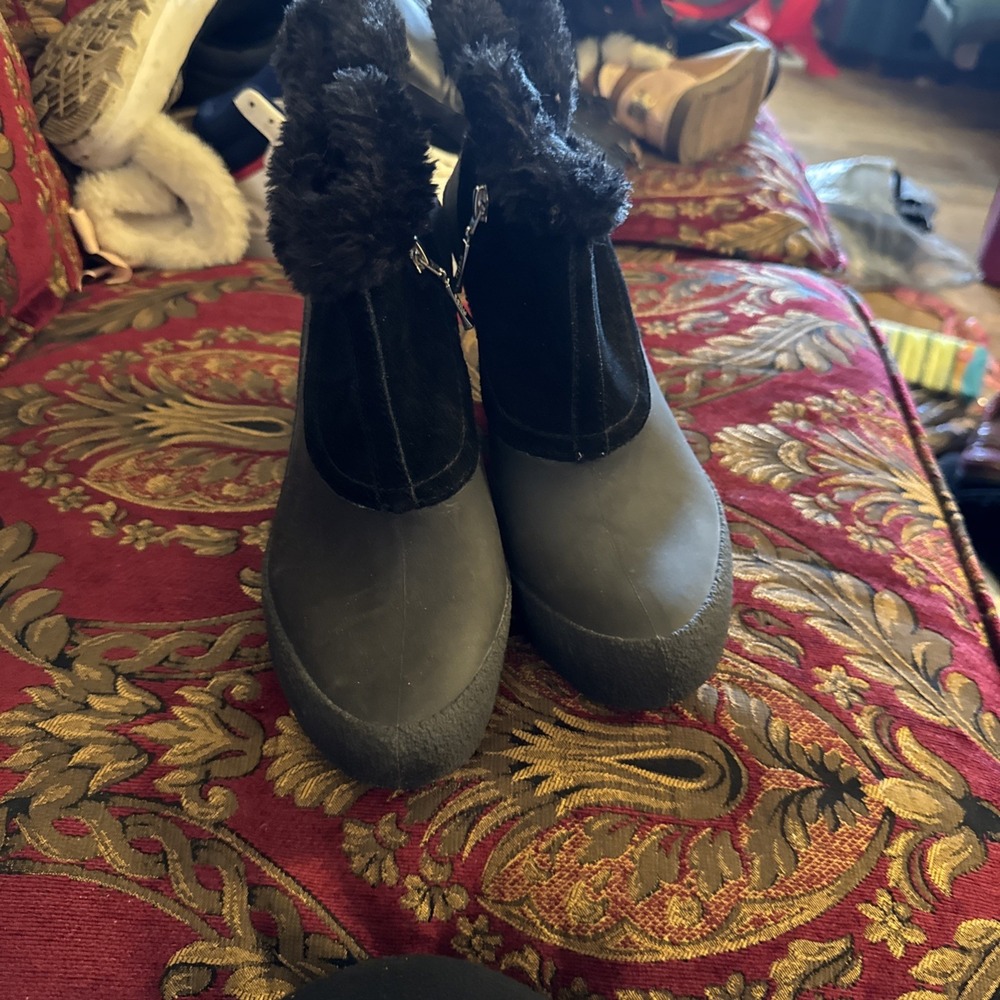 CCILU Women's Wedge Heels US 10 All Weather Fur Accent Zip Black NEW Shoes